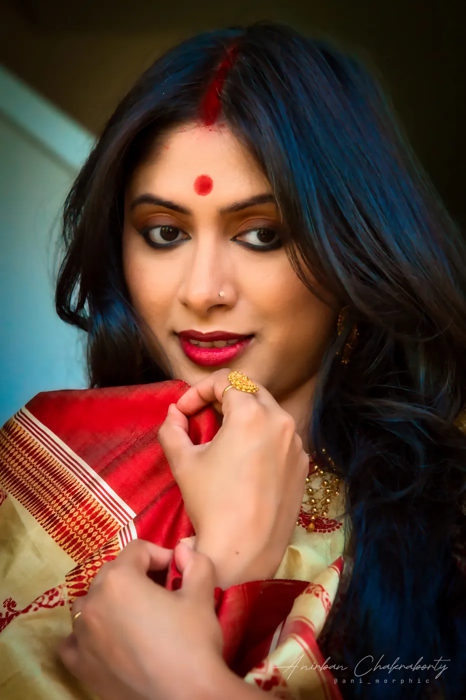A look held over the shoulder, in red and cream